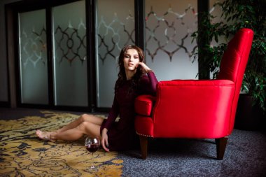 Kanepede şarap içen kadın.