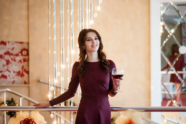 Dziewczyna Burgundowej Sukience Szklanką Wina — Zdjęcie stockowe