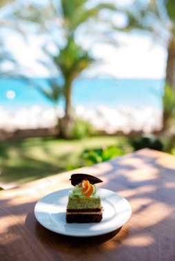 Portekiz badem ezmesi meyve desenleri yaptı. Renkli geleneksel Portekiz badem badem ezmeli kekleri. Güzel sahil manzarası ve okyanus arka planı.