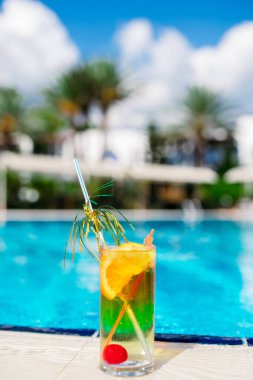 Yüzme havuzu üzerinde portakal suyu manzarası