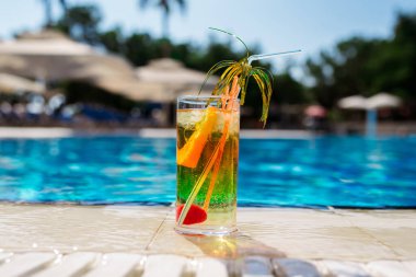 Yüzme Havuzu arka plan üzerinde renkli kokteyl