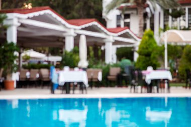 Geceleri yüzme havuzunun odak dışı soyut arkaplanı