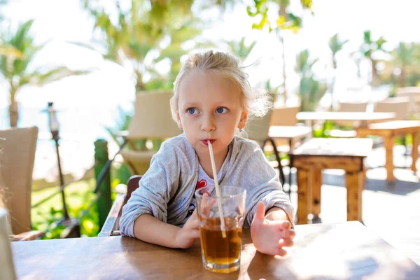 Schattig Klein Meisje Drinken Zee Duindoorn Fruit Drankje Een Cafe — Stockfoto