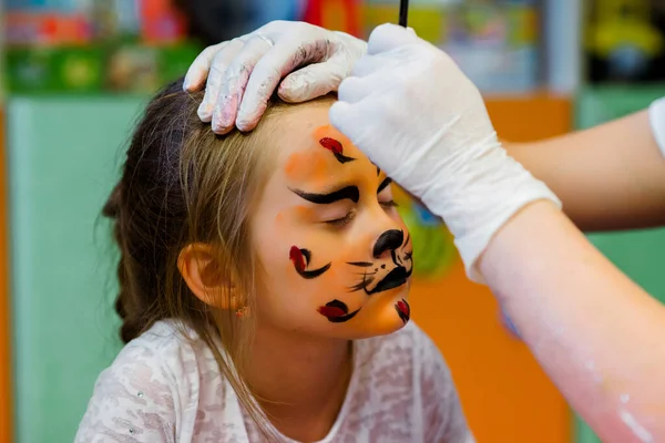 Jong Meisje Vrouwelijke Leeftijd Krijgt Haar Gezicht Geschilderd Als Een — Stockfoto