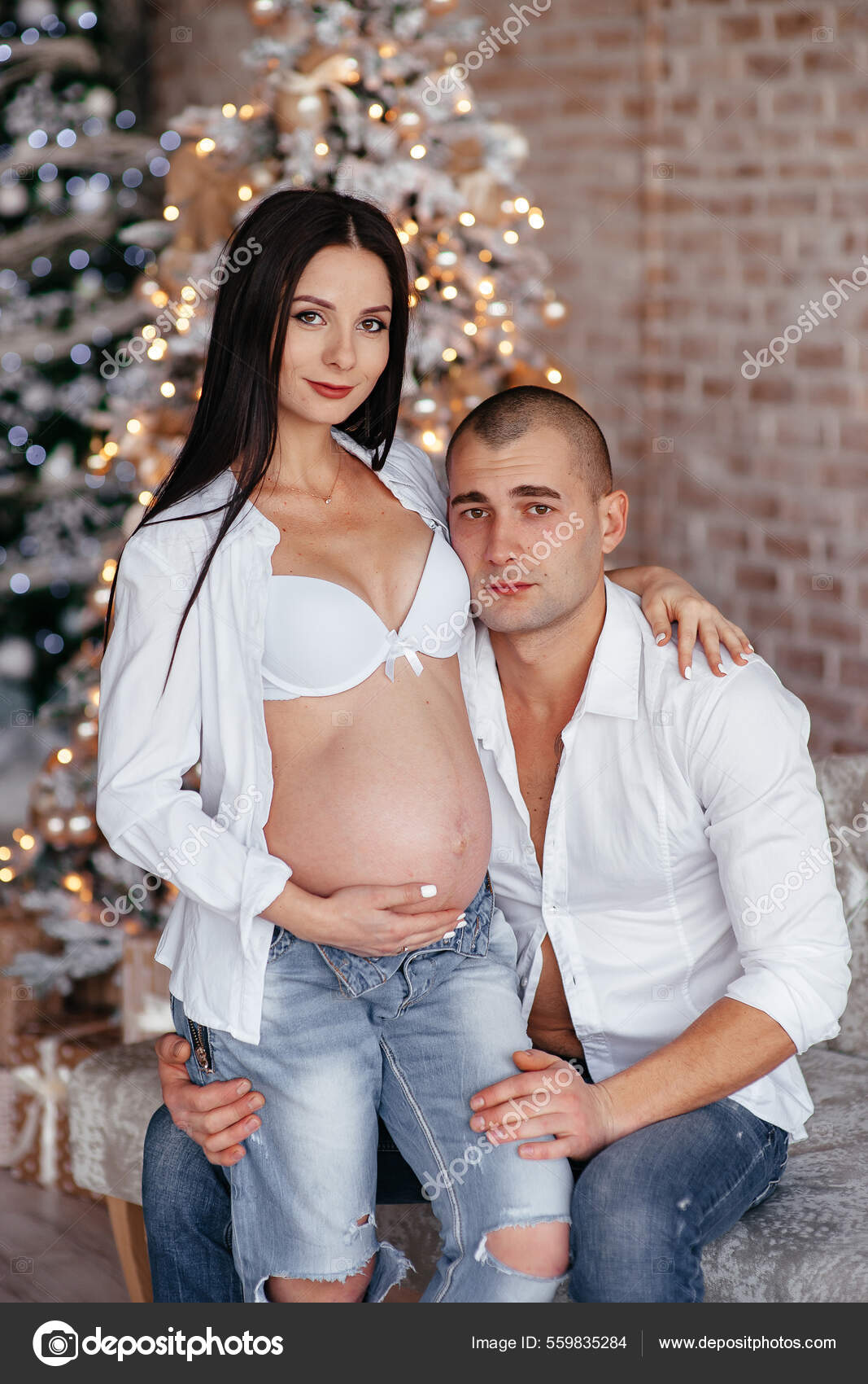 Famille Heureuse Une Femme Enceinte Homme Jean Dans Chambre Blanche Photo de stock par fotofrol 559835284