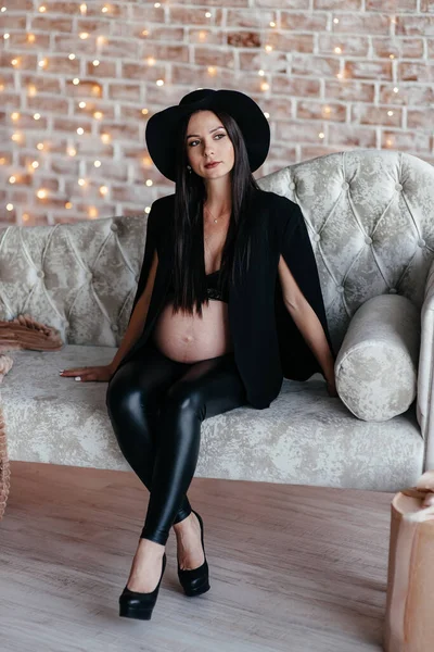 Mujeres Embarazadas Jóvenes Pelo Largo Vestido Negro Sombrero Posando Studio — Foto de Stock