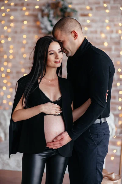 Gravid Kvinna Och Man Svarta Kläder Ett Par Kramar Romantiska — Stockfoto