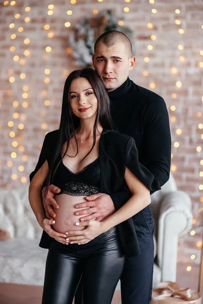 Una Pareja Casada Hombre Una Mujer Embarazada Posan Sobre Telón —  Fotos de Stock
