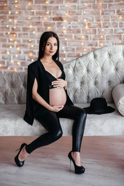 Νεαρές Έγκυες Μακριά Μαλλιά Μαύρο Φόρεμα Και Καπέλο Studio Grey — Φωτογραφία Αρχείου