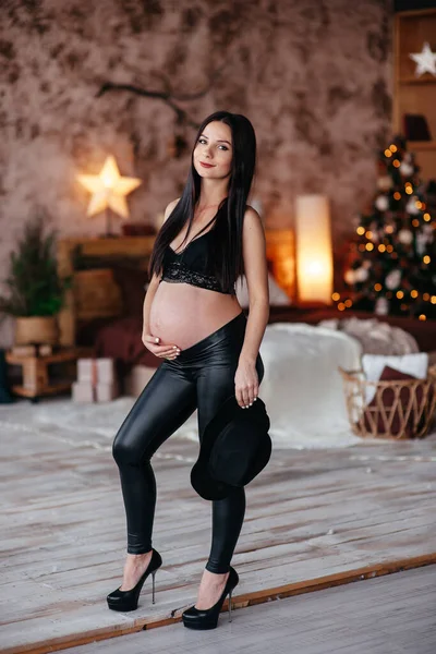 Έγκυος Γυναίκα Μαύρο Φόρεμα Κάθεται Στην Καρέκλα Στο Στούντιο Λευκό — Φωτογραφία Αρχείου
