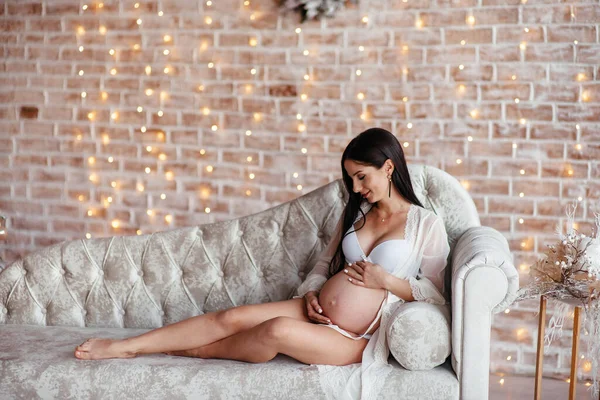 Krásná Těhotná Žena Bílém Obleku Okna Krása Ženského Těla Kosmetika — Stock fotografie