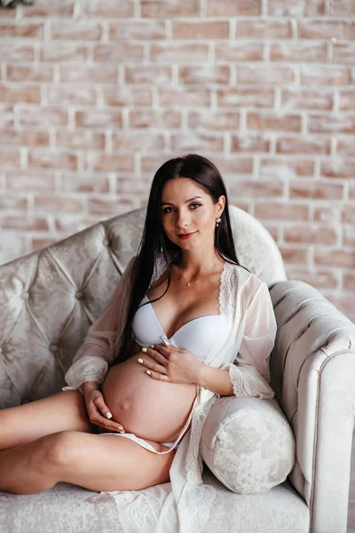 Mooie Jonge Sexy Zwangere Vrouw Het Dragen Van Witte Lingerie — Stockfoto