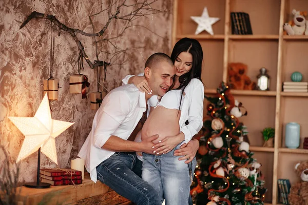 Gravida Par Tittar Ultraljud Foto Baby Magen Mamma Och Pappa — Stockfoto