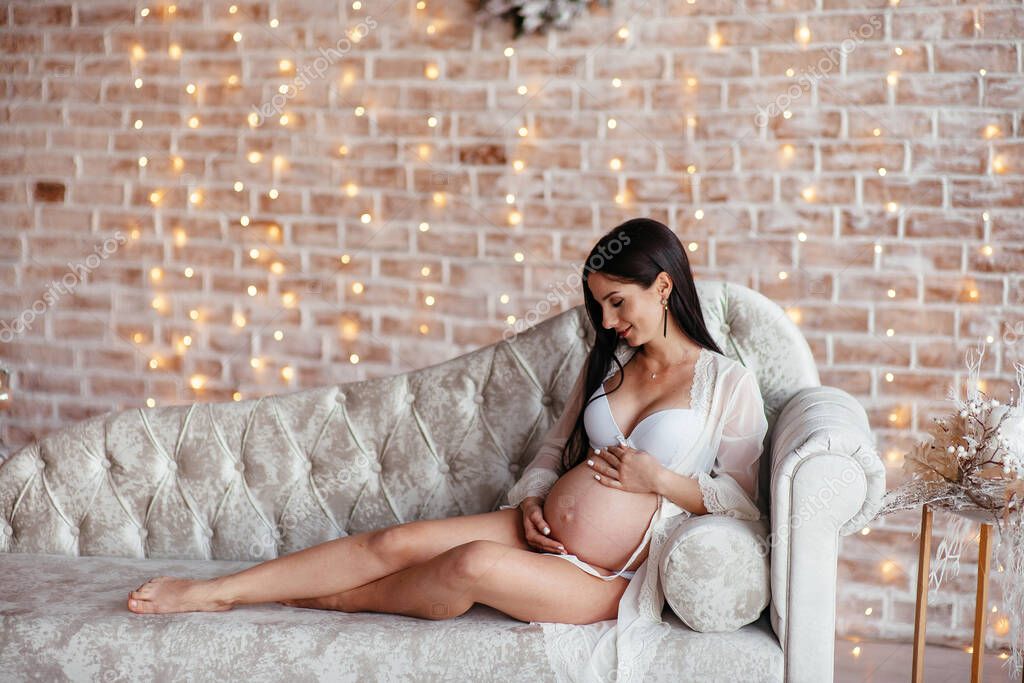 Fotos de Hermosa Mujer Embarazada Traje Cuerpo Blanco Por Ventana Belleza  Del - Imagen de © fotofrol #559834542