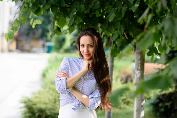 Beautiful Young Brunette Girl Sits Tree Sunny Day Spring Summer — Stock Photo, Image