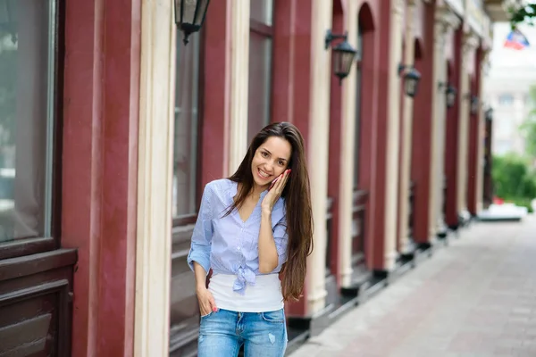 Young Business Woman Talking Red Smartphone Street — Stock Photo, Image