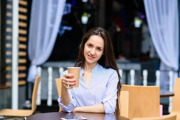 Schönes Junges Mädchen Beim Anstoßen Freien Auf Dem Streetfood Festival — Stockfoto