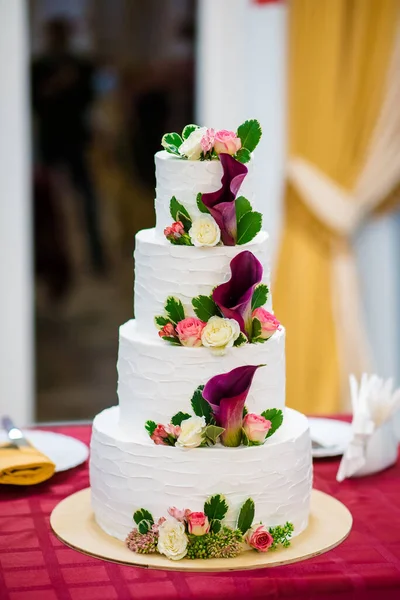 Vackert Hem Bröllop Fyra Nivåer Tårta Dekorerad Med Röda Vårblommor — Stockfoto