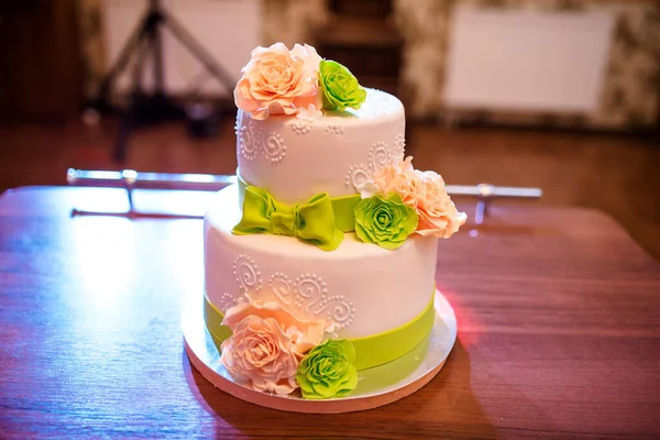 Bolo Queijo Creme Casamento Duas Camadas Com Rosas Eustoma — Fotografia de Stock