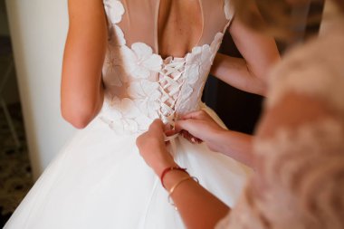 onu gelinlik giyecek gelin yardım