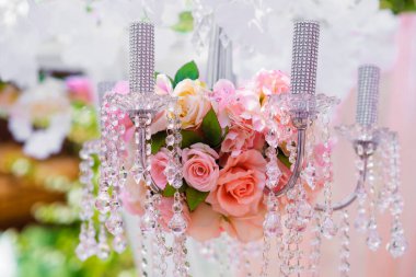 Düğün dekorasyon seremonisi. Çiçeklerin kemerinde avize