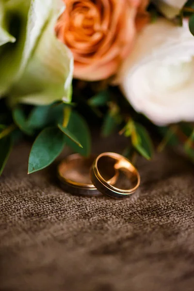 Flowers Two Golden Wedding Rings White Background — Stock Photo, Image