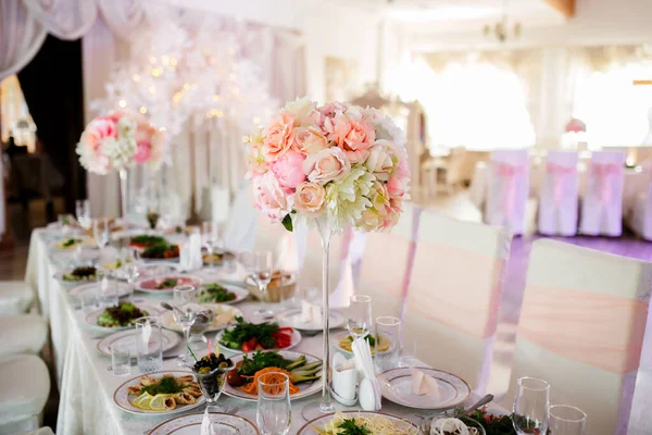 Decoração Flores Mesas Casamento Cenário Mesa Banquete Decoração Talheres Mesa — Fotografia de Stock