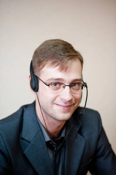 Hombre Con Gafas Responde Una Llamada Centro Atención Cliente — Foto de Stock