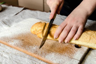 Tahtada dilimlenmiş ekmek.
