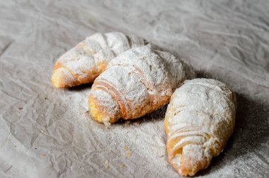 Pudra şekerli birkaç kruvasan.