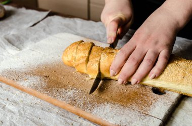 Tahtada dilimlenmiş ekmek.