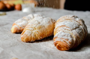 Pudra şekerli birkaç kruvasan.