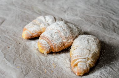 Pudra şekerli birkaç kruvasan.