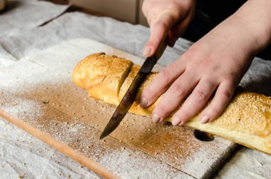 Tahtada dilimlenmiş ekmek.