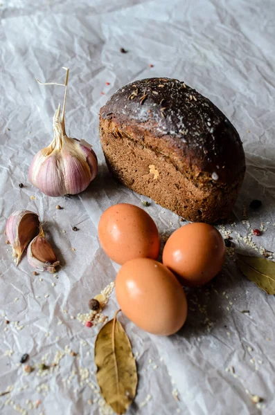 Csendélet Kenyér Tojás Fokhagyma Fűszerek — Stock Fotó