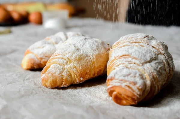 Diversi Croissant Ricoperti Zucchero Velo — Foto Stock