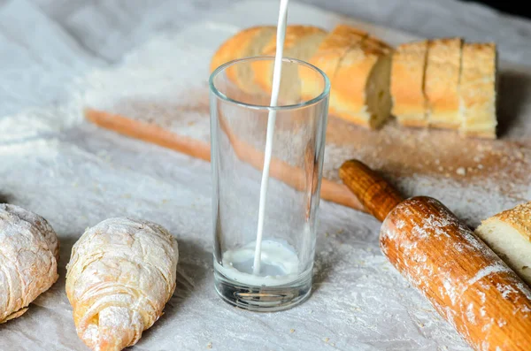 Milch Wird Ein Glas Gegossen Brot Croissants — Stockfoto
