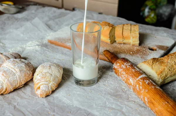 Milch Wird Ein Glas Gegossen Brot Croissants — Stockfoto