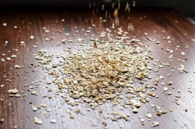 Masanın üzerine serpilir yulaf gevreği