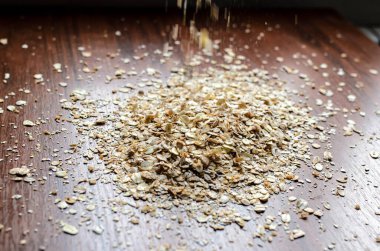 Masanın üzerine serpilir yulaf gevreği