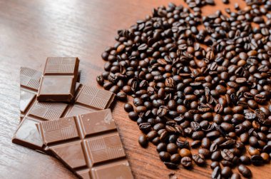 Kahve çekirdekleri ve çikolata masada.