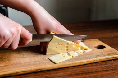 Peynir ahşap bir gemide Dilimleme