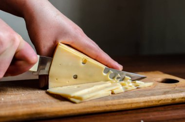 Peynir ahşap bir gemide Dilimleme