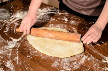 Ekmek pişirme için hamur yoğurma