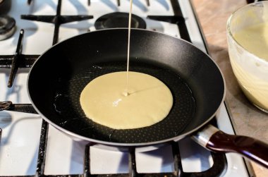 Kızartma tavasında krep pişirmek