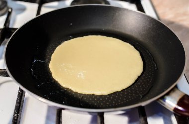 Kızartma tavasında krep pişirmek