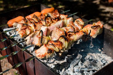 Izgarada pişmiş domuz eti pirzolası.