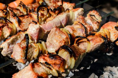 Izgarada pişmiş domuz eti pirzolası.