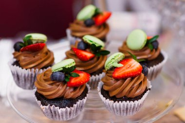 Festival masasında çok renkli pastalar ve tatlılar