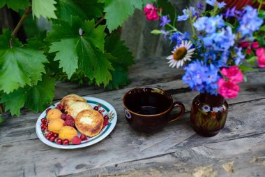 Çiçeklerin, ahududuların ve pişirmenin durgun yaşamı.